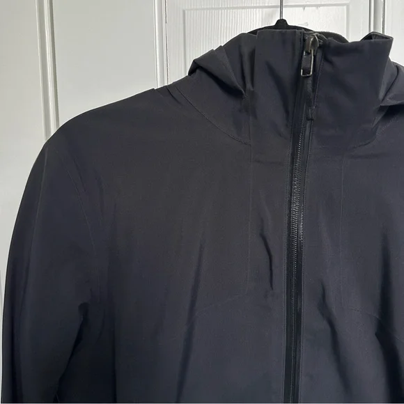 Arc’teryx Shell Rain Jacket - Picture 3 of 9